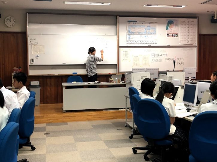飯野高校のビジネス情報の授業の様子