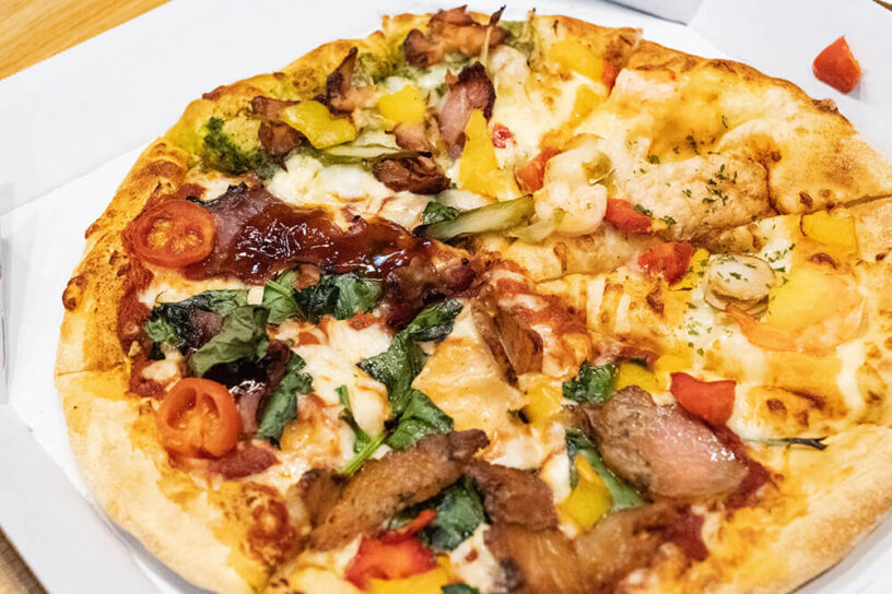 ドミノ・ピザのピザの写真