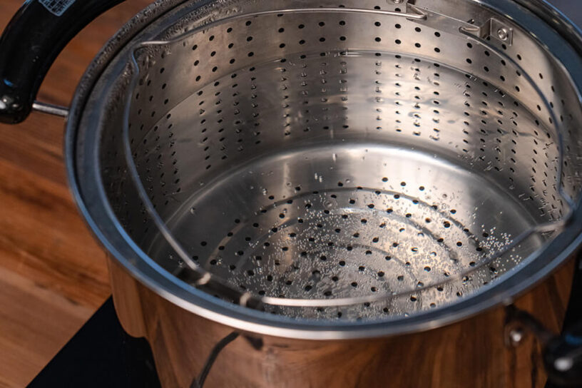 沸騰してきた鍋のお湯の写真