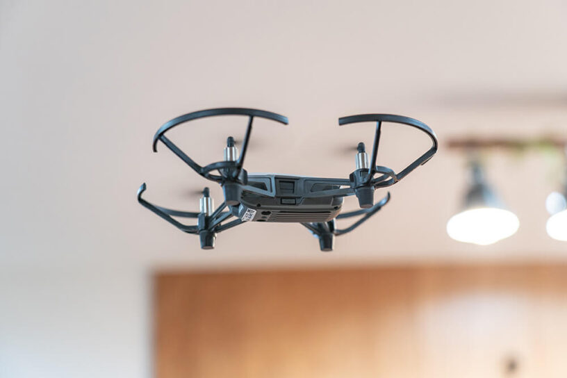 ドローンをプログラムで飛ばしている様子