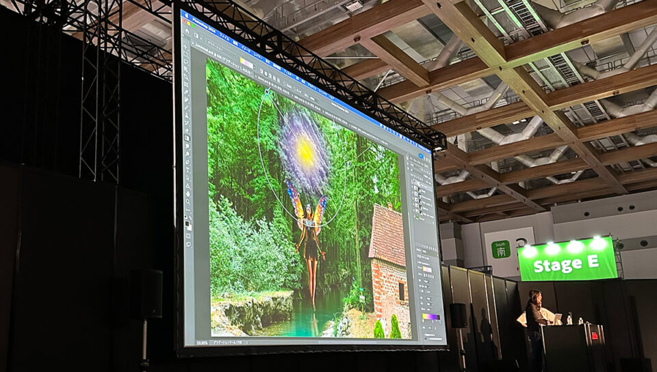Adobe MAX Japan 2023 ステージでPhotoshopで画像加工している様子