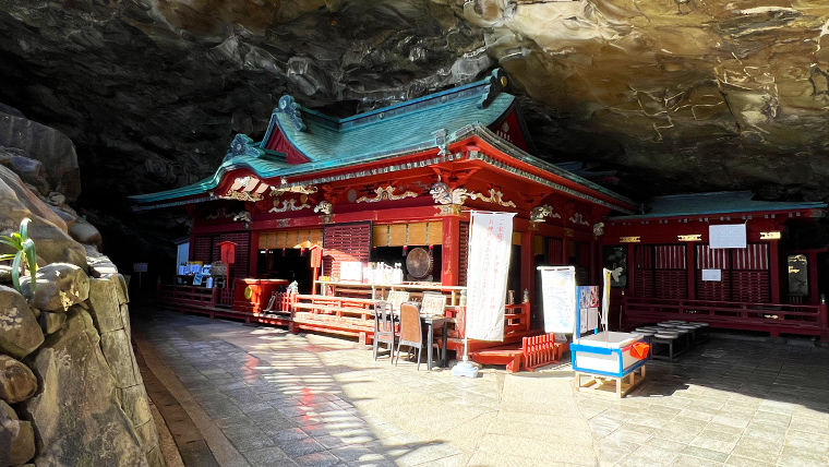 洞窟内に朱塗りの本殿