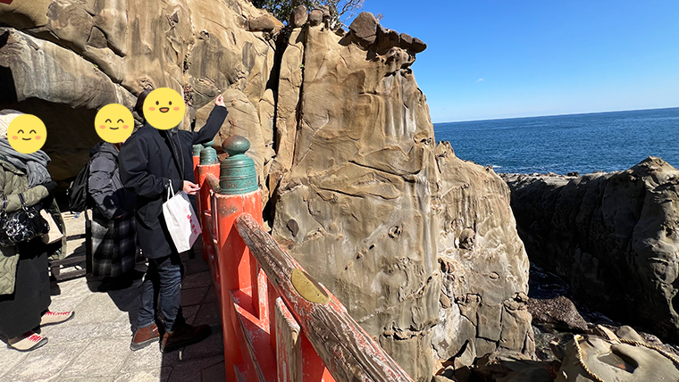 亀石の窪みに運玉を投げ入れる