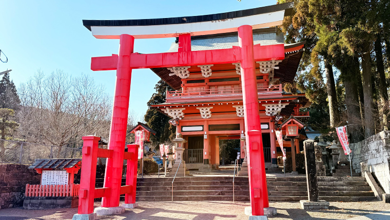榎原神社の朱塗りの楼門