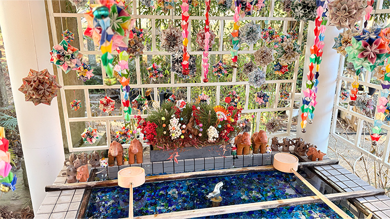 華やかな飾り付けの手水